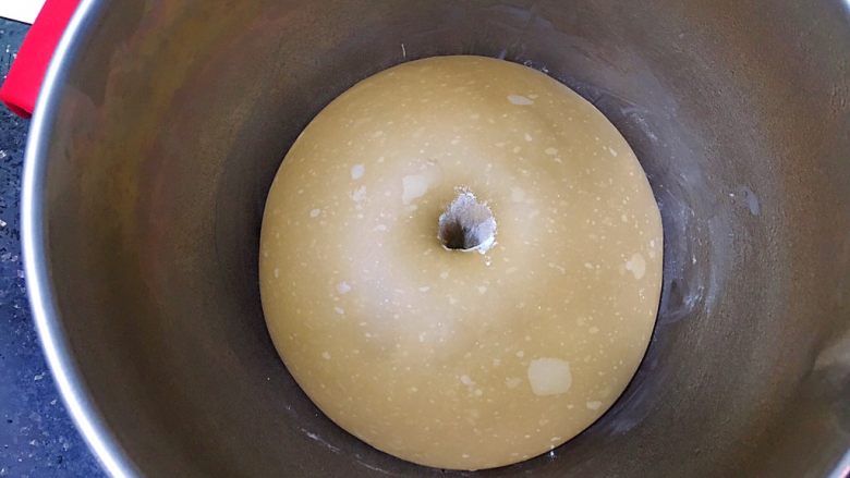 咖啡麻薯杂粮坚果软欧,面团发至两倍大，手粘干粉戳洞洞口不回缩表示发好。