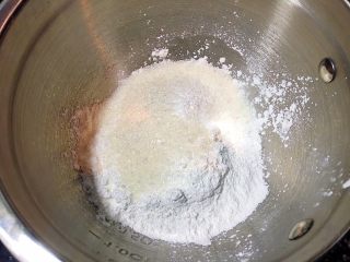 咖啡麻薯杂粮坚果软欧,面包发酵的同时做麻薯。
将糯米粉、玉米淀粉、细砂糖混合