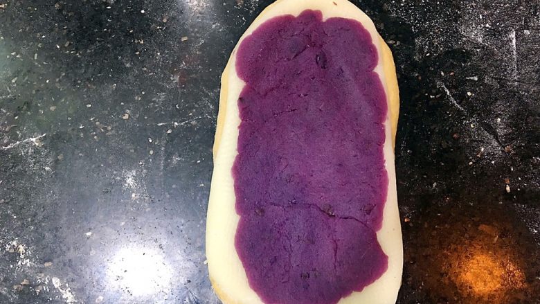 咖啡麻薯杂粮坚果软欧,放入紫薯香芋馅铺平