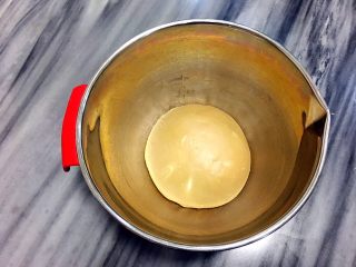 咖啡麻薯杂粮坚果软欧,滚圆，盖保鲜膜放到25-28度，湿度75%环境一发