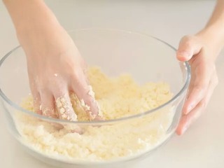 巴拉拉饼干,用手揉搓黄油和面粉混合