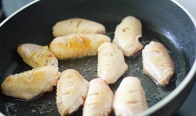 鸡翅菌菇煲，鲜到极致,锅里油放少点，煎到两面金黄~