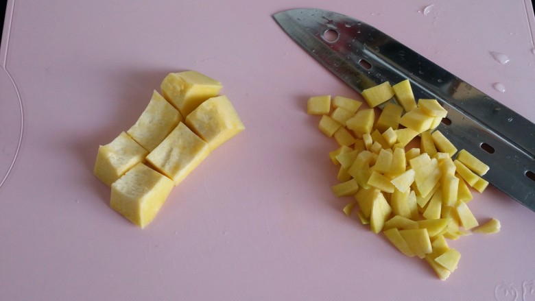 辅食：南瓜意粉,切成六个大块，其他切小碎块。