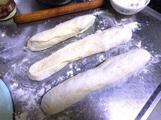 白菜猪肉水煎包,醒好的面团切成长条形