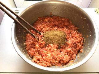 白菜猪肉水煎包,花椒粉拌匀