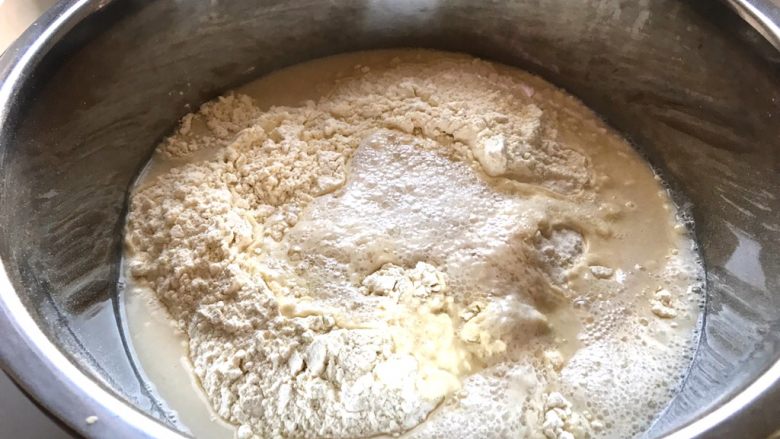 白菜猪肉水煎包,面粉放进盆里，倒入酵母水