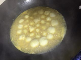 咖喱鱼丸,直至咖喱完全融化，除去泡泡
