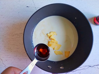可丽露（香草精版）,牛奶倒入锅中，倒入黄油，再加入香草精