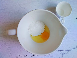 可丽露（香草精版）,盆中倒入鸡蛋和蛋黄，再加入糖粉