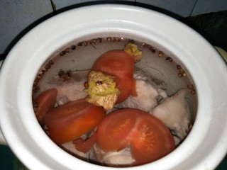 万里江山点点金大骨汤,冷水，加入已经焯水过的大骨，再放入40-50粒花椒粒，老姜一块（用刀背拍碎），切好的番茄，开大火烧煮