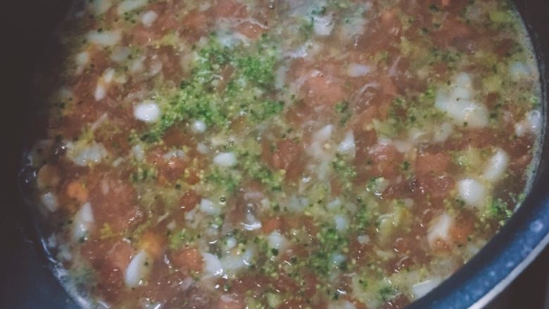 番茄牛肉时蔬卡通面,加入时蔬沫搅拌均匀