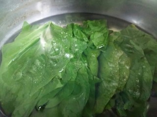 #绿色美食#草莓酱夹心软饼,取菠菜的叶子，开水下锅，放入少许盐。把菠菜叶子焯熟去除草酸。