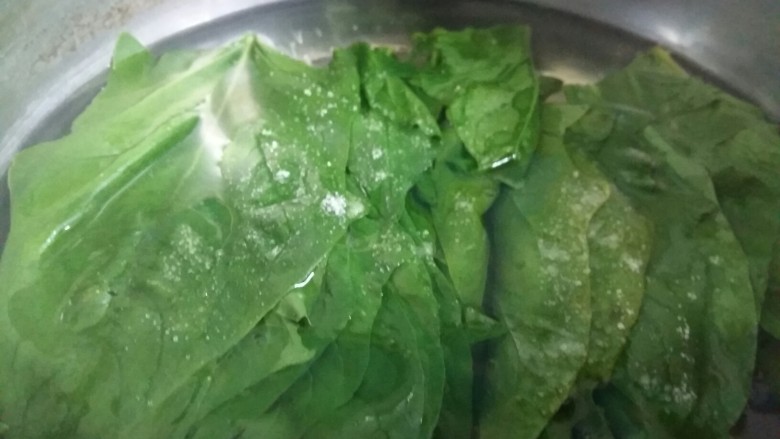 #绿色美食#草莓酱夹心软饼,取菠菜的叶子，开水下锅，放入少许盐。把菠菜叶子焯熟去除草酸。