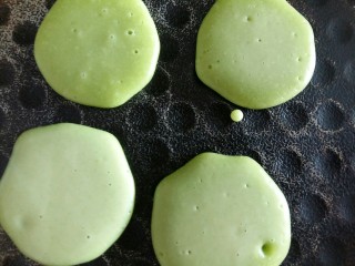 #绿色美食#草莓酱夹心软饼,挤出面糊，要控制大小均匀。