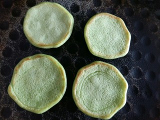 #绿色美食#草莓酱夹心软饼,上面开始出现小孔，就可以翻面了。