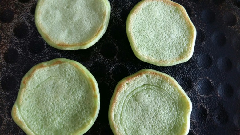 #绿色美食#草莓酱夹心软饼,上面开始出现小孔，就可以翻面了。