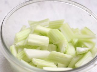 绿色美食+腰果西芹开胃炒,将西芹切菱形块，装碗备好。