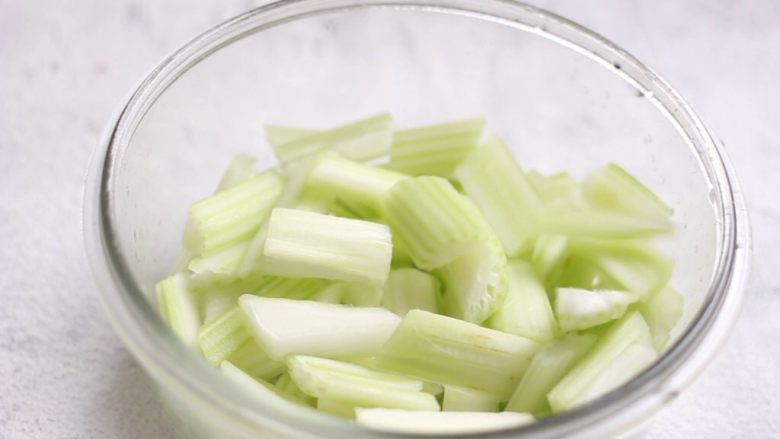 绿色美食+腰果西芹开胃炒,将西芹切菱形块，装碗备好。