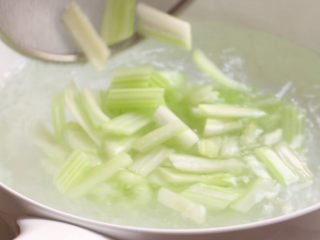 绿色美食+腰果西芹开胃炒,准备一锅清水，加些许盐和油，水沸放入西芹焯水片刻。