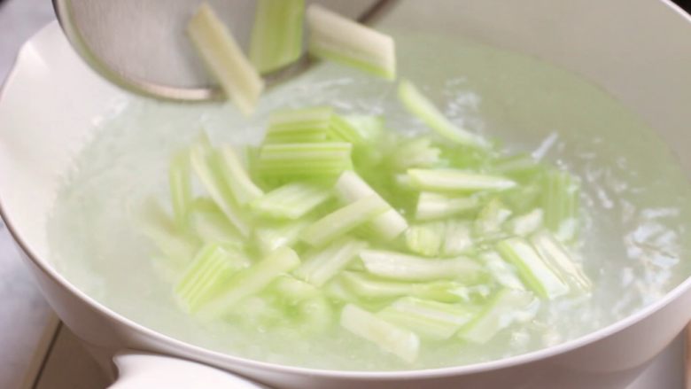绿色美食+腰果西芹开胃炒,准备一锅清水，加些许盐和油，水沸放入西芹焯水片刻。