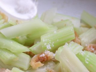 绿色美食+腰果西芹开胃炒,加盐调味和鸡精。