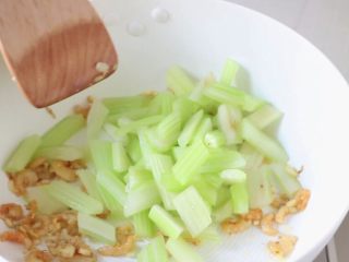 绿色美食+腰果西芹开胃炒,加入西芹大火快速翻炒二分钟。