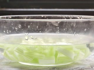 绿色美食+腰果西芹开胃炒,捞出西芹放入冷水中过凉，然后沥水备好。