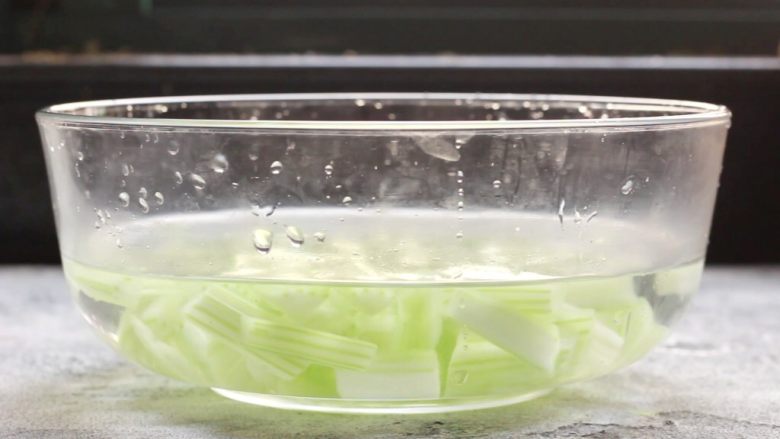 绿色美食+腰果西芹开胃炒,捞出西芹放入冷水中过凉，然后沥水备好。