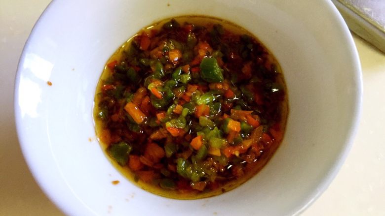 凉拌皮蛋,倒入青椒花椒末搅拌均匀。