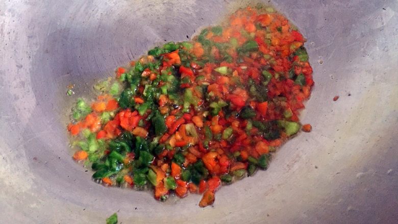 凉拌皮蛋,锅内放油烧至五成热后熄火，放入花椒和青椒末炒两下。