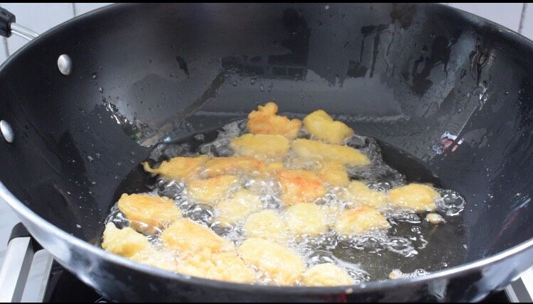 蜂蜜鸡肉块,等锅中油温再次升温时放入复炸至金黄色