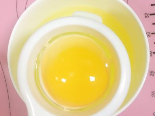 小白懒人版葡式蛋挞,用蛋黄分离器把蛋黄蛋清分离，留蛋黄备用