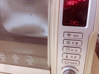 小白懒人版葡式蛋挞,此时，烤箱180度，下烤，预热10分钟