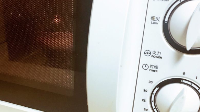 小白懒人版葡式蛋挞,放微波炉里中火加热半分钟，有利于炼奶溶解和砂糖融化。