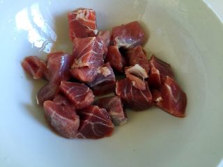 溜肉段,猪肉切1.5厘米见方的小块。