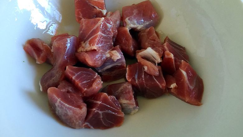 溜肉段,猪肉切1.5厘米见方的小块。