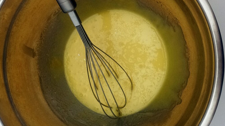 ins
麻薯芋泥肉松盒子蛋糕,烤箱预热至160度，蛋黄加10g细砂糖搅匀，倒入食用油充分乳化