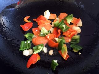 溜肉段,放入青椒红椒块翻炒两下。
