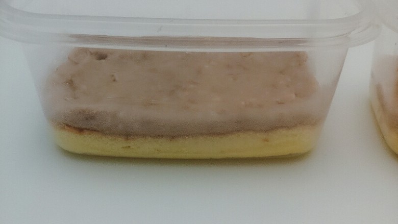ins
麻薯芋泥肉松盒子蛋糕,炒好后的芋泥放凉装入裱花袋，挤到蛋糕胚上，芋泥的高度要和蛋糕胚相似，这样看起来才会好看