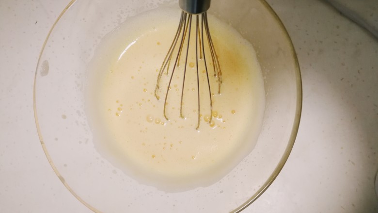 玫瑰冰淇淋（无需搅拌、不接受生鸡蛋的大胆进）,加热完的蛋液从热水中取出来后，再用打蛋器打发至体积略为膨大