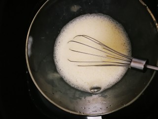 玫瑰冰淇淋（无需搅拌、不接受生鸡蛋的大胆进）,完全打散后开始中小火隔水加热，加热的同时记得用蛋抽不断的搅拌，一直加热到蛋液的温度达到65℃，再搅拌一会儿，就可以（搅拌时的温度保持在60℃到70℃之间）。有条件的就准备个厨房用温度计，随时监控鸡蛋液的温度（加热的作用是让鸡蛋里的真菌被消灭，使鸡蛋达到可食用状态）