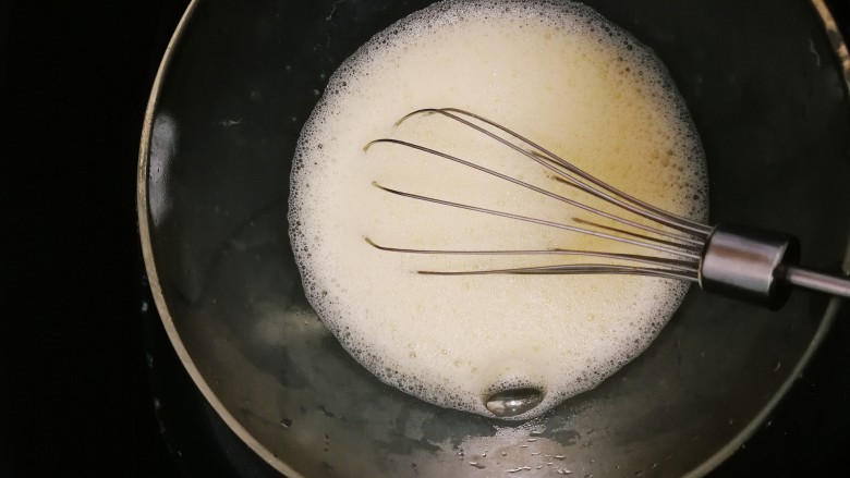 玫瑰冰淇淋（无需搅拌、不接受生鸡蛋的大胆进）,完全打散后开始中小火隔水加热，加热的同时记得用蛋抽不断的搅拌，一直加热到蛋液的温度达到65℃，再搅拌一会儿，就可以（搅拌时的温度保持在60℃到70℃之间）。有条件的就准备个厨房用温度计，随时监控鸡蛋液的温度（加热的作用是让鸡蛋里的真菌被消灭，使鸡蛋达到可食用状态）