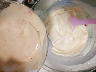 玫瑰冰淇淋（无需搅拌、不接受生鸡蛋的大胆进）,分次将与玫瑰蛋液倒入淡奶油中，用翻拌的手法混合均匀即可
