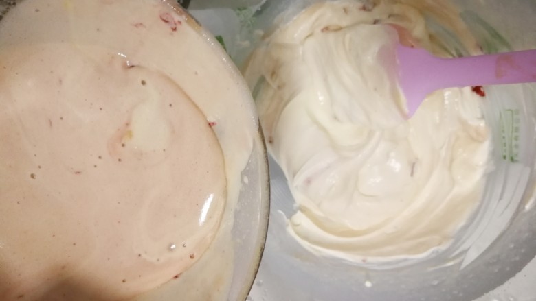 玫瑰冰淇淋（无需搅拌、不接受生鸡蛋的大胆进）,分次将与玫瑰蛋液倒入淡奶油中，用翻拌的手法混合均匀即可