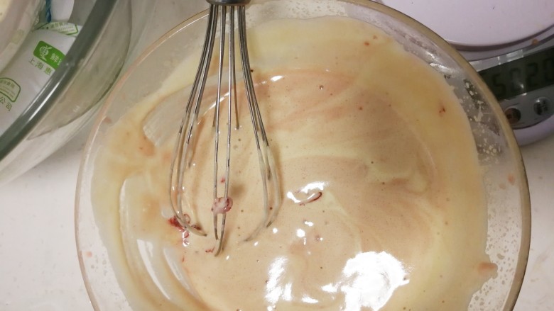 玫瑰冰淇淋（无需搅拌、不接受生鸡蛋的大胆进）,将蛋液和玫瑰糖酱混合即可，放置一边，冷却至室温