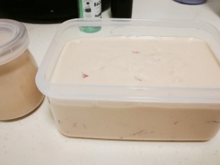 玫瑰冰淇淋（无需搅拌、不接受生鸡蛋的大胆进）,盖上盖子，放冰箱冷冻层，冻至坚硬成型即可。