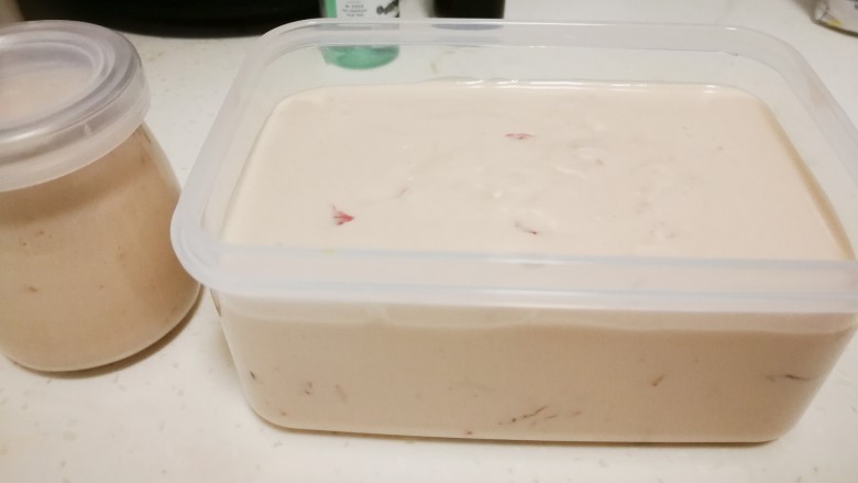玫瑰冰淇淋（无需搅拌、不接受生鸡蛋的大胆进）,盖上盖子，放冰箱冷冻层，冻至坚硬成型即可。
