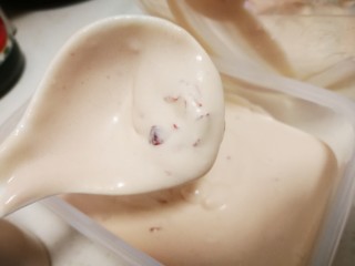 玫瑰冰淇淋（无需搅拌、不接受生鸡蛋的大胆进）,用干净的勺子，将做好的冰淇淋液分装好