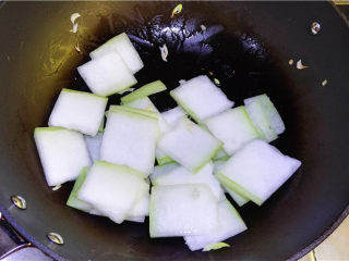 薏米干贝冬瓜煲,焙一下然后盛出备用；