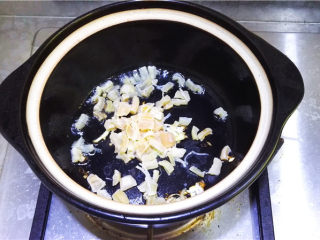 薏米干贝冬瓜煲,放入干贝煸炒。